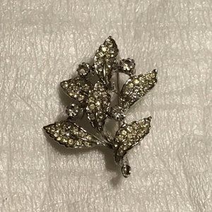 Vintage & very lovely Goldette silver tone Rhinestone Brooch